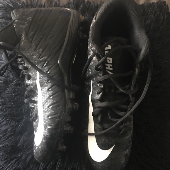 Nike Shoes - NIKE Football Cleats 🏈8.5 Excellent Condition